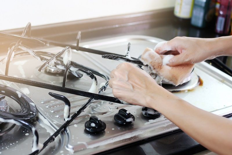 Dùng dung dịch tẩy rửa chuyên dụng để làm sạch bếp