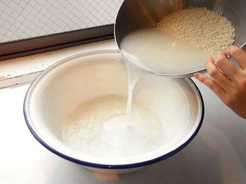 Sử dụng nước vo gạo giúp tẩy vết hoen gỉ trên inox
