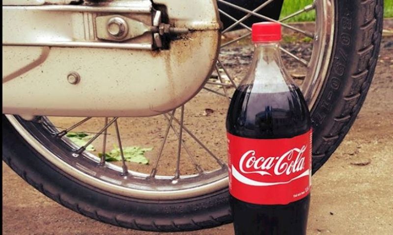 Tẩy rỉ sét bằng coca cola trên kim loại